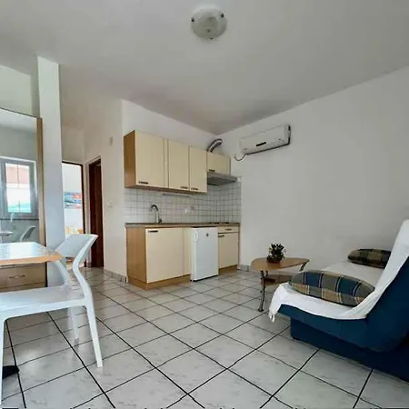 Apartman 8 *