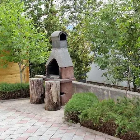 Apartman 8 *