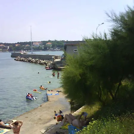 Apartman 8 *